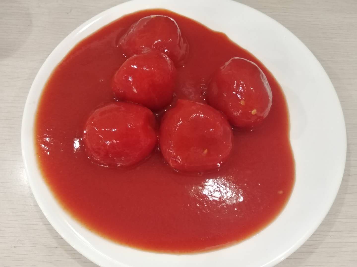 Tomate pelado inteiro com suco de tomate de alta concentração